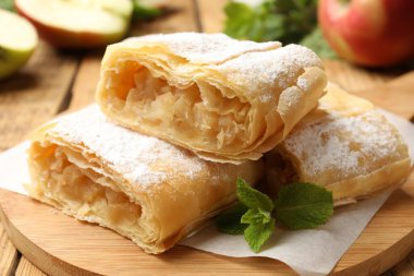 Lezzetli elmalı turta, pudra şekeri ve nane şekerli, ahşap masa, yakın plan.