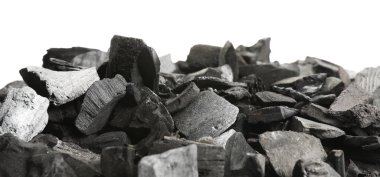 Beyaz arkaplanda siyah kömür parçaları