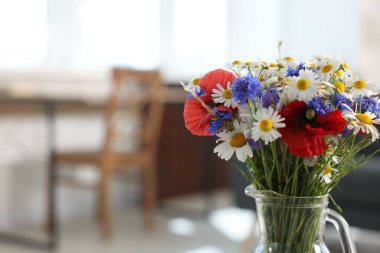 Evdeki vazoda güzel kır çiçekleri, yakın plan. Metin için boşluk