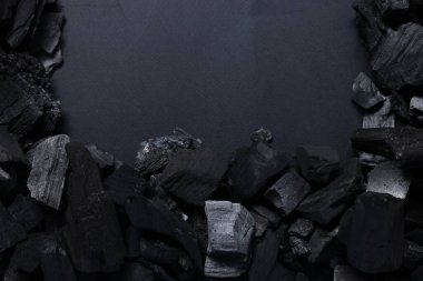Gri arka planda siyah kömür parçaları, üst manzara. Metin için boşluk