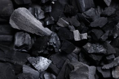 Arkaplan olarak siyah kömür parçaları, üst görünüm