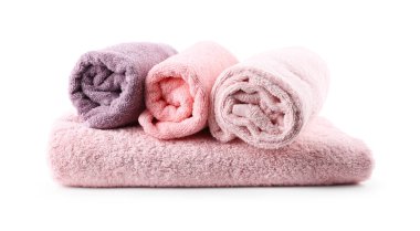Sarılmış pembe ve mor havlular beyaza izole edilmiş.