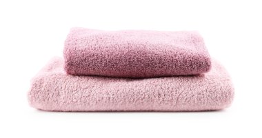 Beyaz üzerine izole edilmiş yumuşak havlu yığını