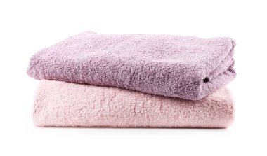 Beyaz üzerine izole edilmiş yumuşak havlu yığını