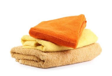 Beyaz üzerine izole edilmiş yumuşak havlu yığını