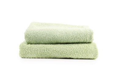 Beyaz üzerine izole edilmiş yumuşak yeşil havlular yığını