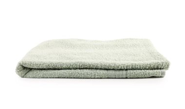 Bir katlanmış yeşil havlu beyaza izole edilmiş.