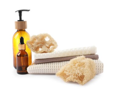Beyaz üzerine izole edilmiş waffle havluları ve kozmetik ürünleri olan spa kompozisyonu