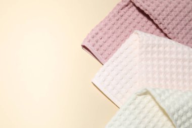 Bej arka planda temiz waffle havluları, üst manzara. Metin için boşluk