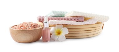 Beyaz üzerine izole edilmiş waffle havluları ve kozmetik ürünü olan spa kompozisyonu