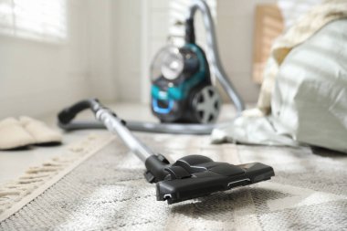 Bir elektrikli süpürge içeride, yakın plan.