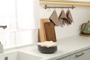 Mutfakta temiz waffle havluları ve tabaklar var.