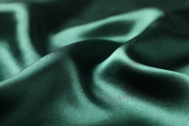 Arkaplan olarak buruşmuş yeşil ipek kumaş, yakın plan