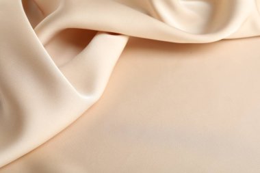 Arka plan olarak buruşmuş bej ipek kumaş. Metin için boşluk