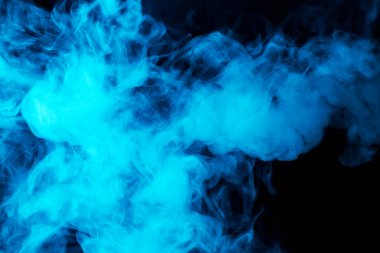 Siyah arka planda mavi ışıkta nargile dumanı, yakın plan