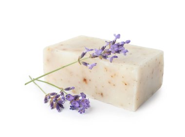 Sabun çubuğu ve lavanta çiçekleri beyaz üzerine izole edilmiş.