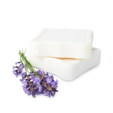 Sabun barları ve lavanta çiçekleri beyaza izole edilmiş.