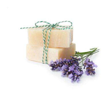 Sabun barları ve lavanta çiçekleri beyaza izole edilmiş.