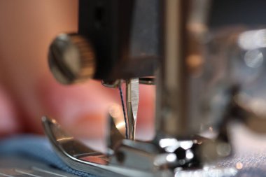 İplik ve kumaşlı dikiş makinesi, makro görünüm