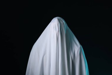 Ürkütücü hayalet. Siyah arka planda beyaz çarşaflı adam