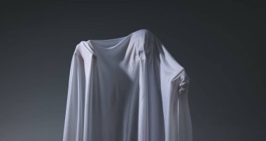 Ürkütücü hayalet. Açık gri arka planda beyaz çarşaflı adam