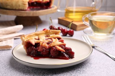 Gri desenli masada bir parça vişneli turta, yakın plan.