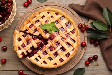 Lezzetli vişneli turta ve böğürtlen ahşap masada, düz yatıyordu.