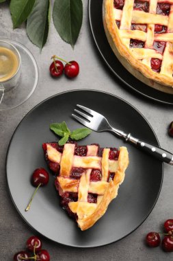 Lezzetli vişneli turta ve böğürtlenler gri masada, düz yatıyordu.