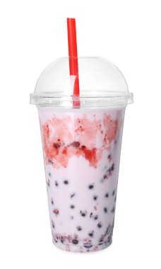 Plastik bardaktaki lezzetli süt köpüğü çayı beyaza izole edilmiş.