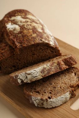 Bej arka planda taze çavdar ekmeği parçaları, yakın plan.