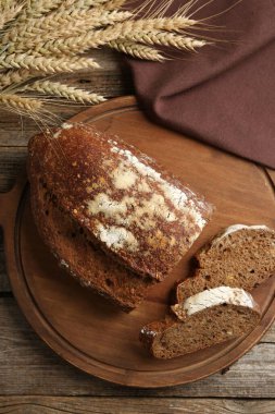 Taze çavdar ekmeği ve çiviler ahşap masada, düz yatıyordu.