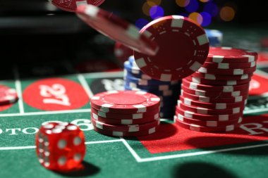 Kumarhane fişleri bulanık ışıklara karşı rulet masasına düşüp ölüyor.