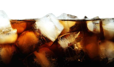 Beyaz üzerine izole edilmiş buzla taze kola, yakın plan