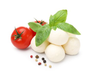 Lezzetli mozzarella peynir topları, domates, fesleğen ve biberler beyaz üzerine izole edilmiş.