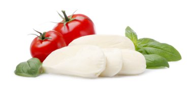 Lezzetli mozzarella peyniri, domates ve fesleğen beyaza izole edilmiş.