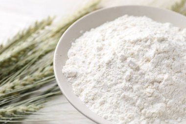 Yeşil buğday başakları ve un ışık masasında, yakın plan.