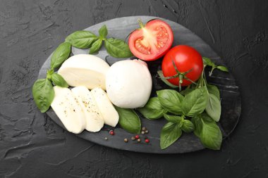Lezzetli mozzarella peyniri, domates, fesleğen ve karabiber.