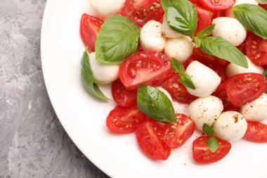 Peynirli Caprese salatası, domates, fesleğen ve baharat.