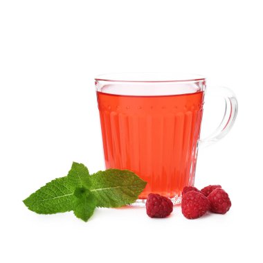 Cam bardakta Aromatik ahududu çayı, beyaz bardakta izole edilmiş böğürtlen ve yeşil yapraklar