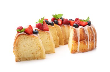 Böğürtlenli, jöleli ve nane aromalı lezzetli kek parçaları beyaz üzerine izole edilmiş.