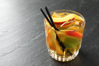 Gri masada buzlu şeftali çayını tazeliyorum. Yakın plan. Metin için boşluk