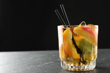 Gri masada buzlu şeftali çayını tazeliyorum. Yakın plan. Metin için boşluk