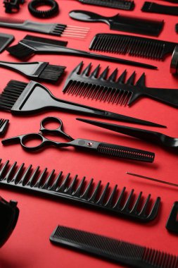 Kırmızı arka planda farklı kuaför araçları, yakın plan