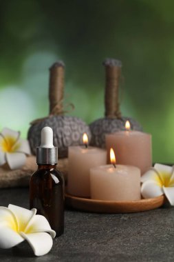 Gri masadaki spa taşlı kompozisyon, yakın plan.