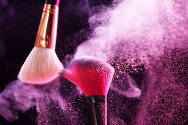 Renkli göz gölgeli makyaj fırçaları siyah arka planda neon ışıkları, yakın plan