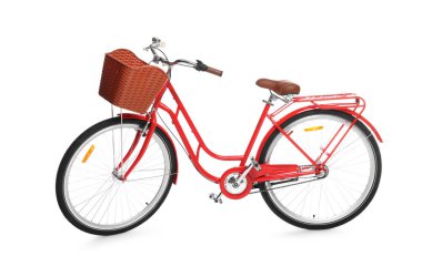 Beyaz arka planda sepeti olan bir bisiklet.