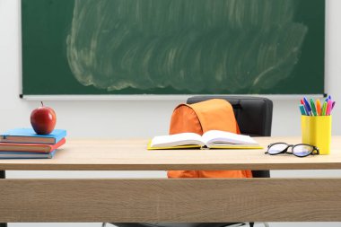 Farklı okul kırtasiyesi, gözlük ve kırmızı elma.