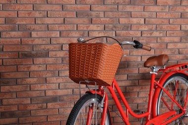 İçinde tuğla duvar olan kırmızı bisiklet, yakın plan. Metin için boşluk