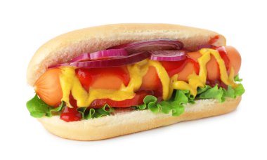 Lezzetli sosisli, domates, soğan, marul, ketçap ve hardal beyaz üzerine izole edilmiş.