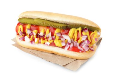 Turşulu, soğanlı, ketçaplı ve hardallı leziz sosisli sandviç.